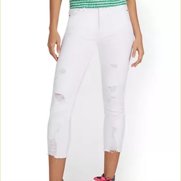 White distressed capris - Picture 2 of 5